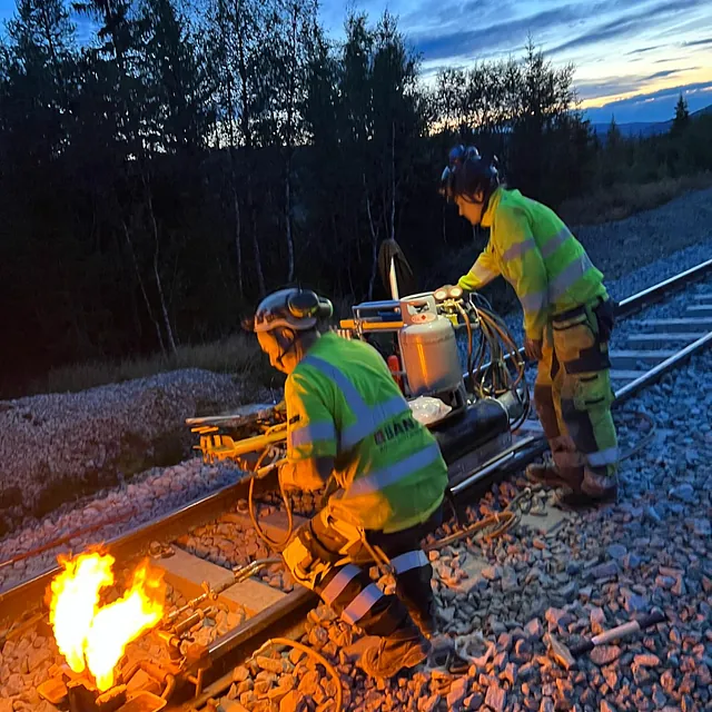 Vedlikehold av jernbanespor med varmebehandling og flammer i kveld
