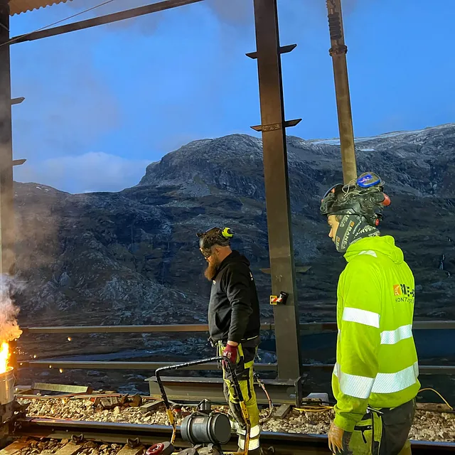 Sporarbeid med flammeutstyr inne i overbygd jernbanekonstruksjon